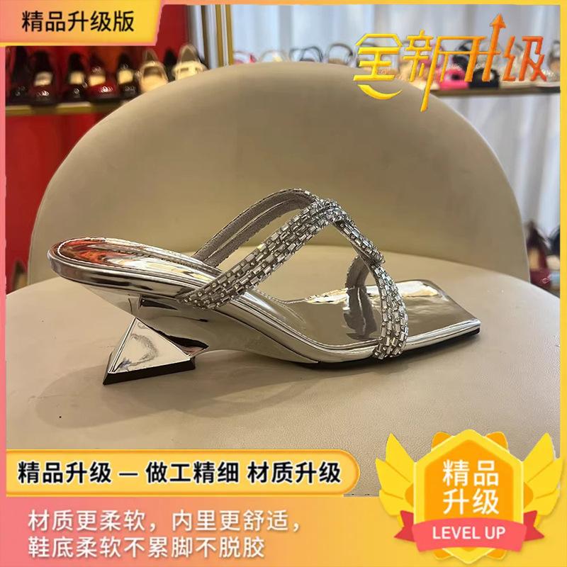 

2025 лето новые шлепанцы с открытым носком женские для улицы темпераментный квадратный носок стразы перекрещенные ремешки сандалии на высоком каблуке 35