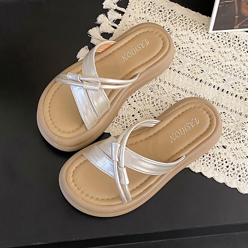 

Крутые тапочки женские летние 2025 новая мода универсальные с юбкой толстая подошва нескользящие пляжные шлепанцы 40 золотой