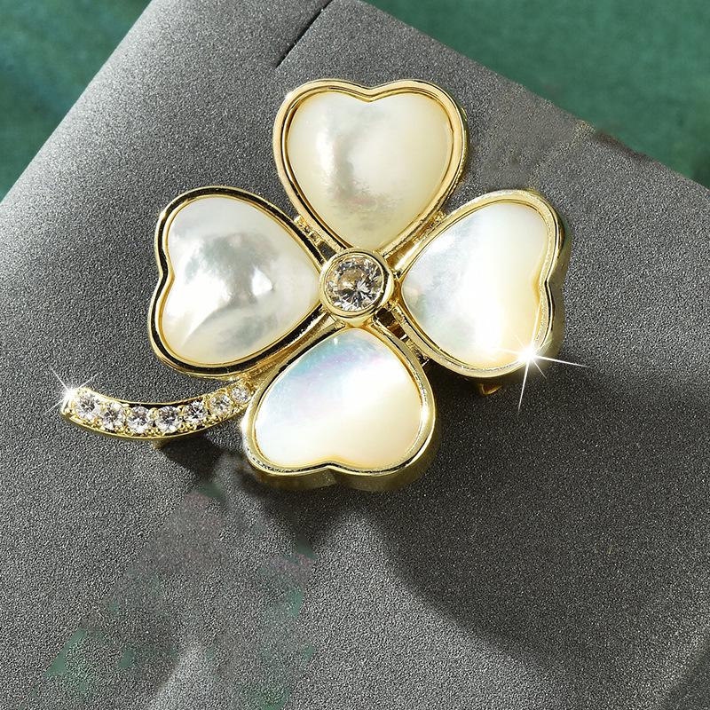 Vynikající bílá brož čtyřlístku z perleti - Elegantní dámská korsážová jehlice pro stylové kabáty