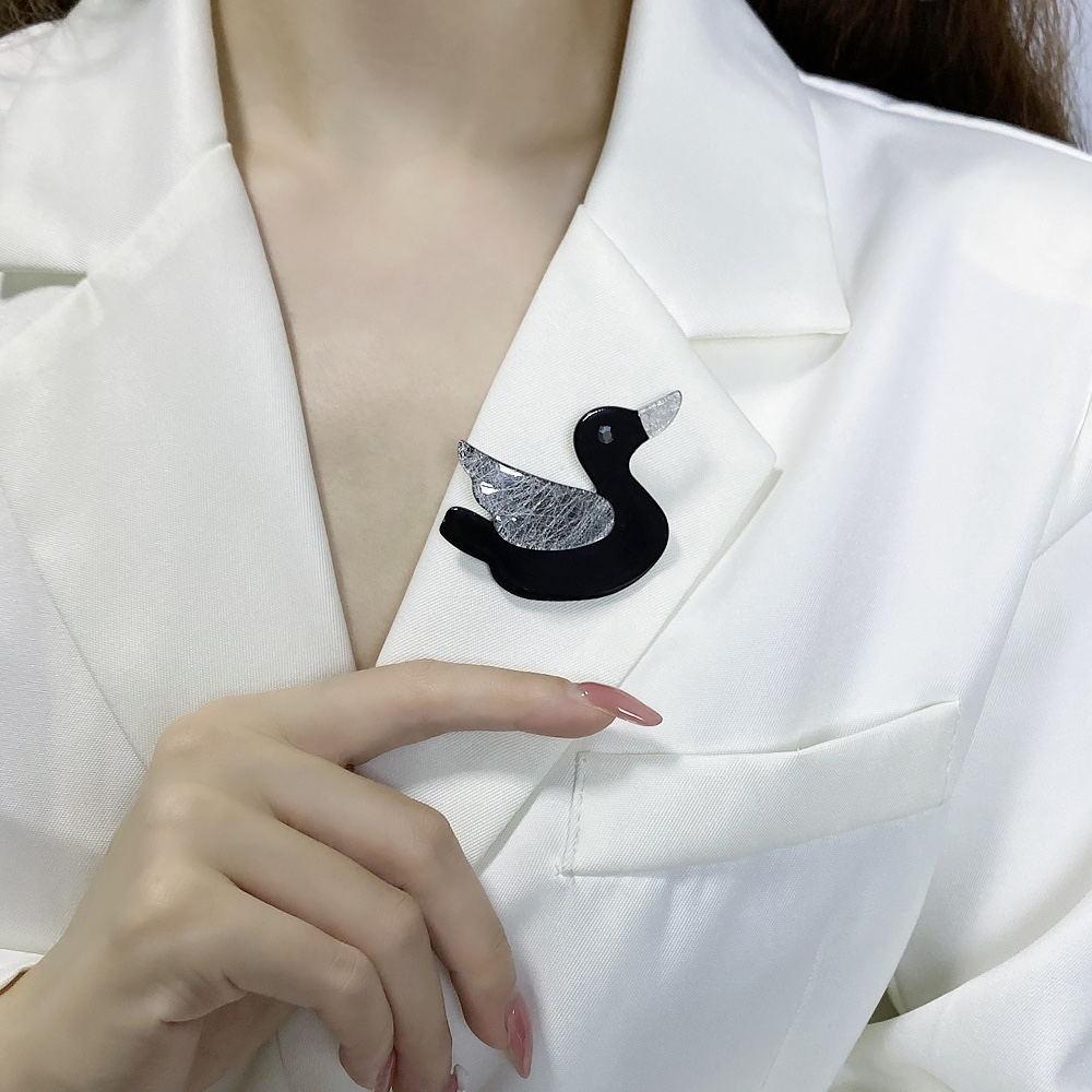 Blucome Handgefertigte Acryl Sicherheitsnadeln Individuell Lustig Tier Ente Hut Brosche Hemd Revers Tasche Niedliches Abzeichen Cartoon Brosche Schmuck Geschenk