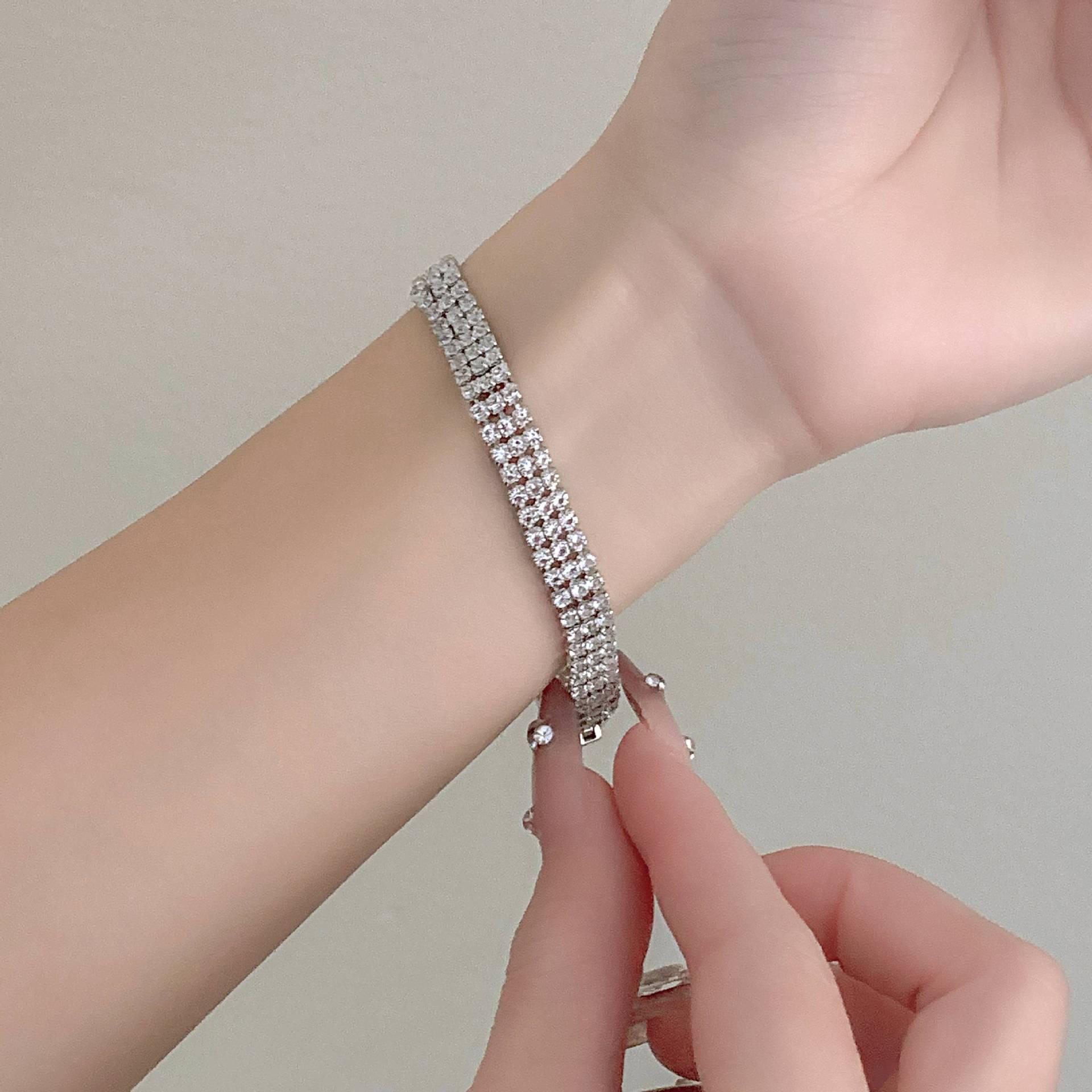 2024 Summer Rhinestone Women s Versatile High-End Clavicle Chain & Light Luxury Fashion Earrings Bracelet Set