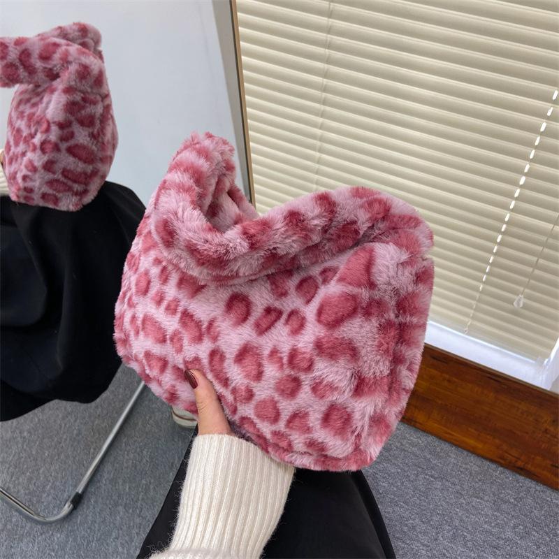 This Year's Popular Handbag Autumn New Fashion Personalized Shoulder Bag Casual Retro Plush Underarm Bag