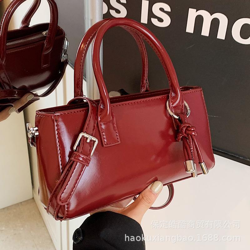 Large-capacity Bags Women's Autumn and Winter Versatile 2025 New Fashion Shoulder Messenger Bags Are Popular This Year. Portable Pillow Bags