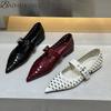 Spitze Zehenpartie Ausgeschnittene Sandalen Damen Mary Janes Schuhe Niedrige Absätze Sommer 2025 Trend Flach Klobig Leder Schnallenriemen Kleid Party