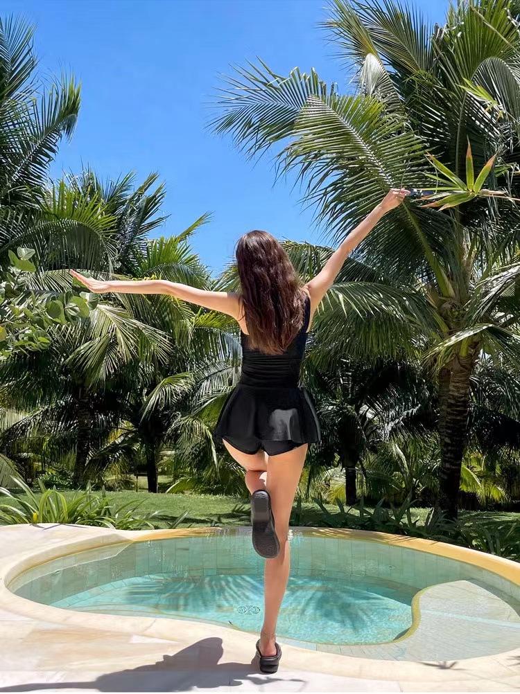 Pure Desire Women's One-Piece Swimsuit: Conservative Slimming Skirted Style with Underwire Support for Small Bust, Ideal for Resorts & Hot Springs.