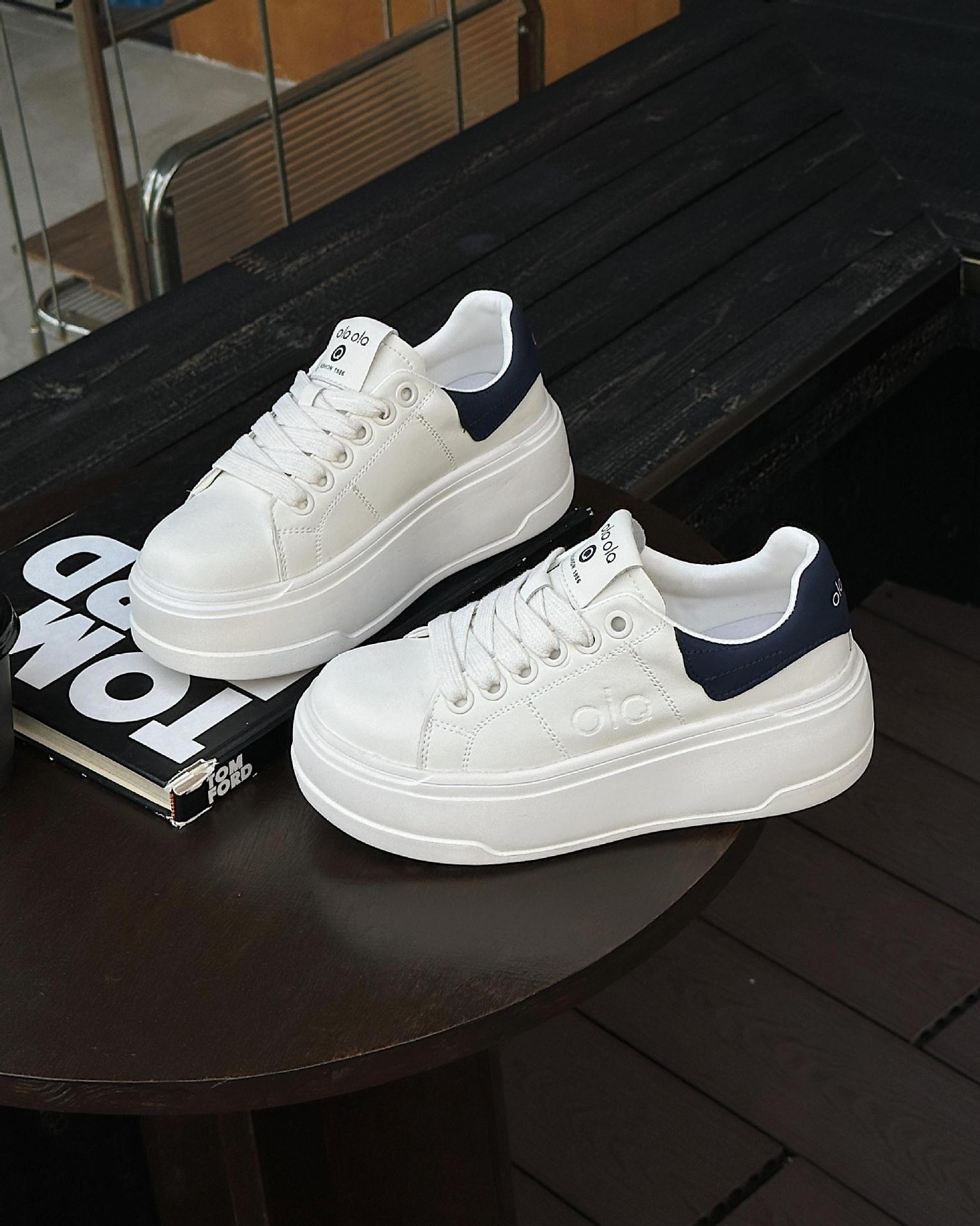 

White sneakers women s 2025 spring new platform white shoes ugly cute big head bread shoes heightening casual board shoes 40 синий