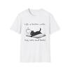 Das Leben ist besser mit Schwarzkatze & Buch T-Shirt und Kinder-T-Shirt | Gemütliches Lese-T-Shirt