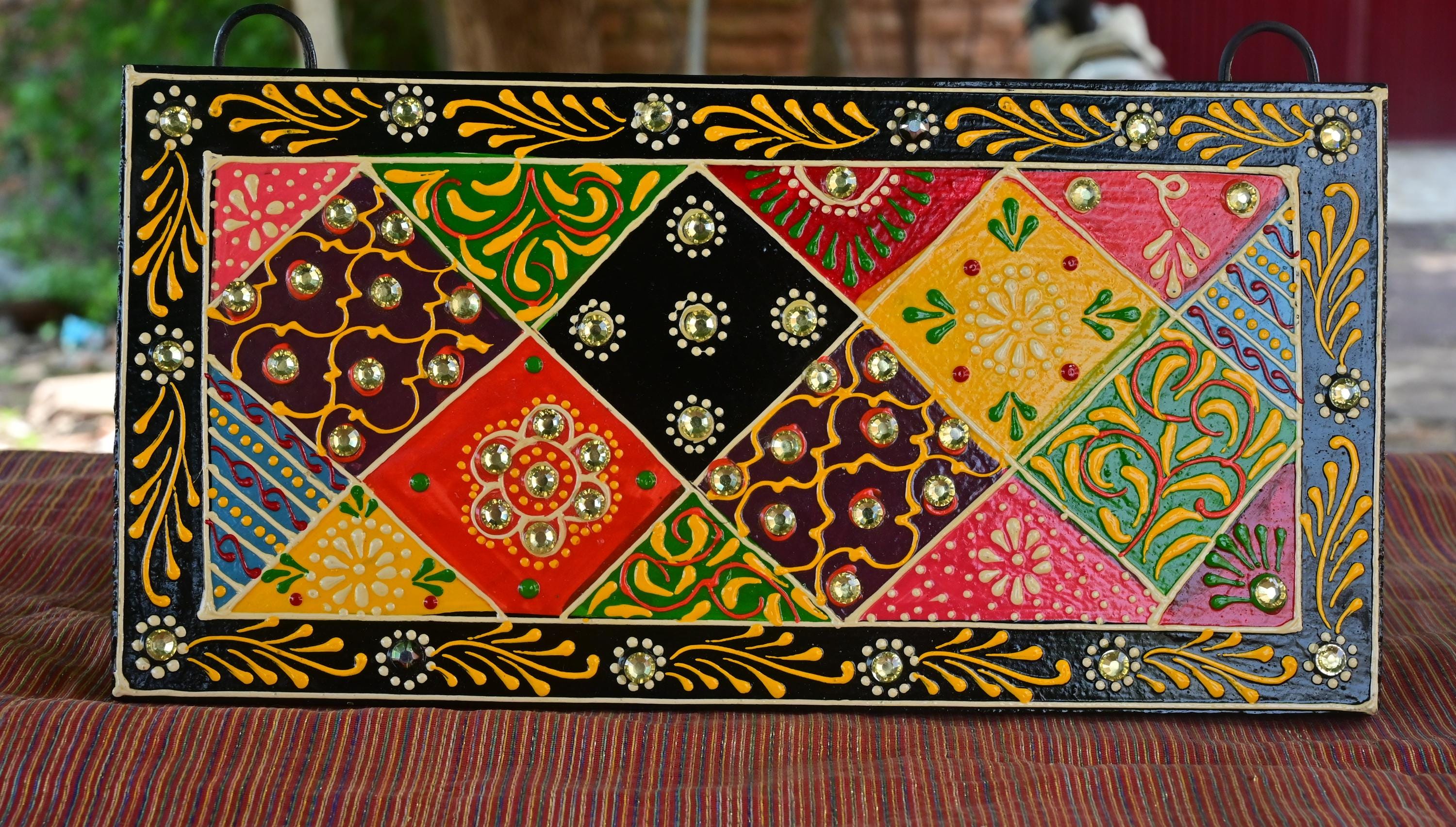 

Индийское народное искусство Зеркальная работа Деревянная настенная панель: Этнический декор ручной росписи 18” X 9” X 24” (l x w x h) разноцветный