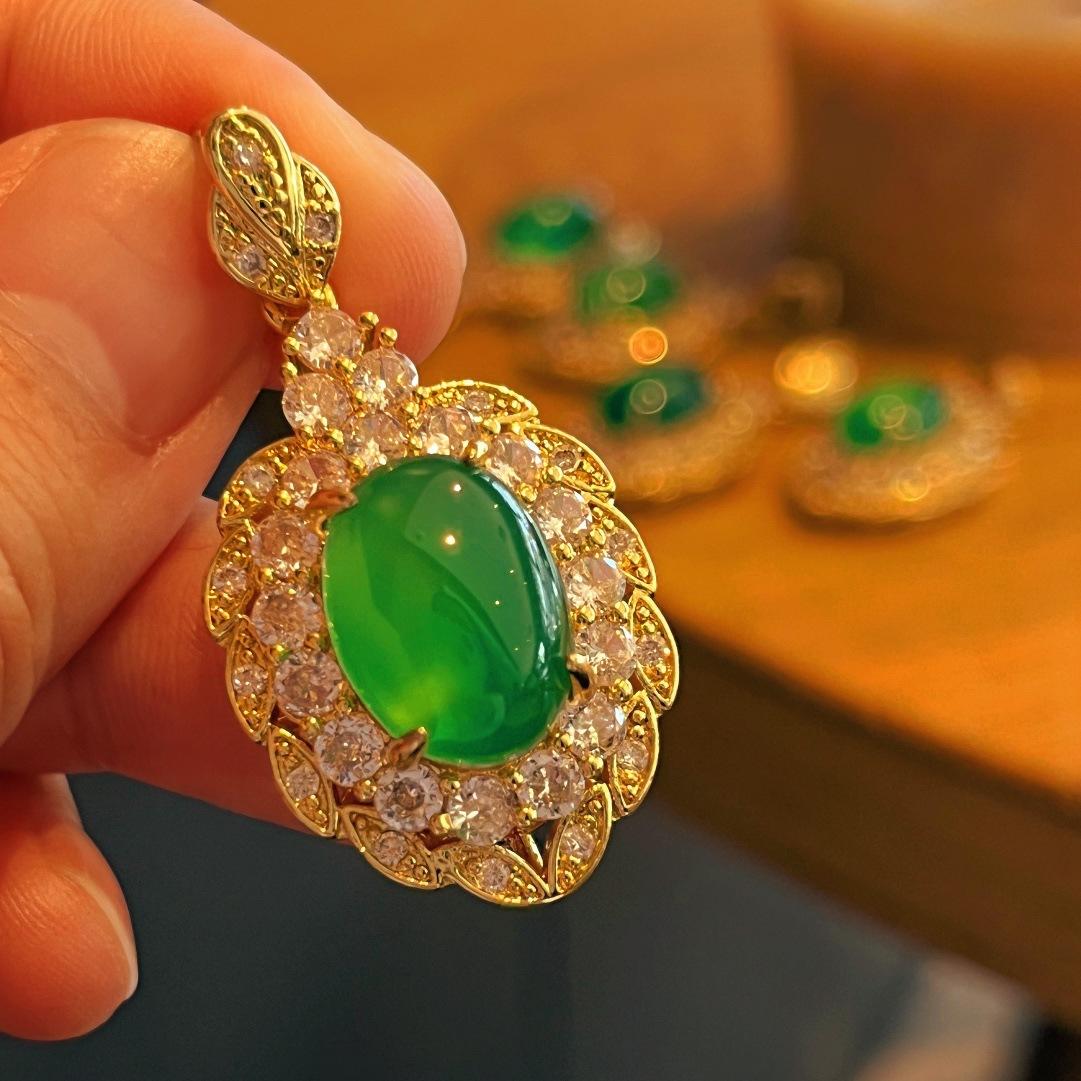

Full Green Yang Green Natural Agate Green Chalcedony Pendant Female Micro-Inlaid, Real Shot Fidelity