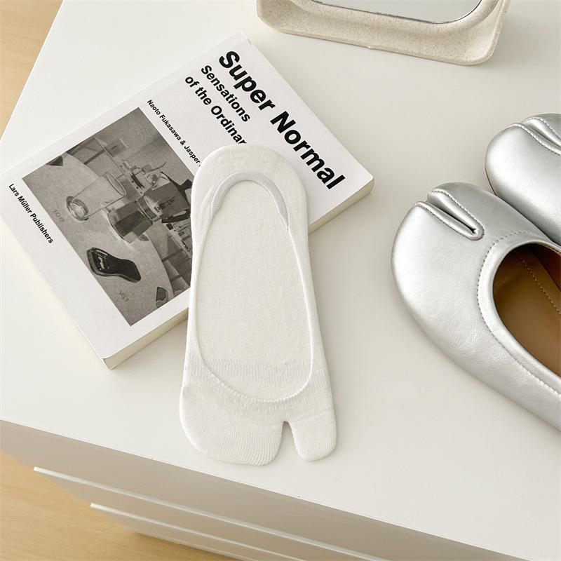 Women's Two-Toe Invisible Summer Socks - Breathable, Sweat-Absorbent, Thin Cotton, Split-Toe, Low-Cut Boat Style Sock