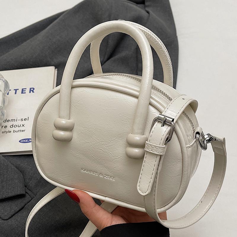 Korean version of the hot-selling cream style portable bowling bag, girls' fashion and advanced sense, foreign style versatile simple messenger bag