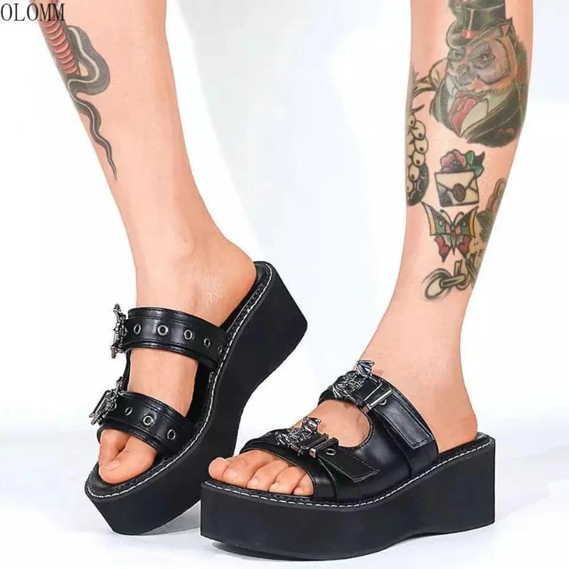 Mode Goth Punk Große Dicke Sohle Hausschuhe Damen Sommer 2025 Neu Punk Fledermaus Dekorative Gürtelschnalle Keilabsatz Sandalen Damen