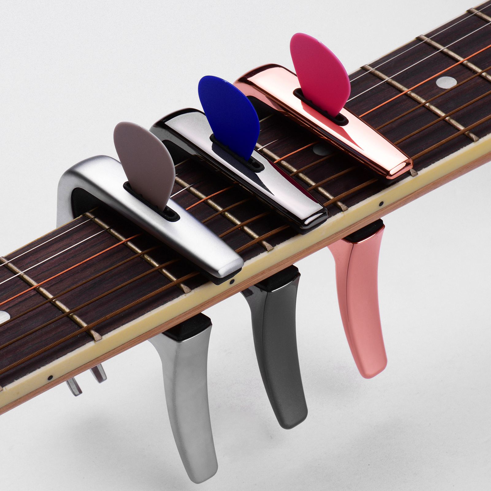 

TC 02 Многофункциональный гитарный каподастр Цинковый сплав со съемником бриджевых пинов Отсек для медиаторов 3 шт. Медиаторы для акустической гитары серебряный