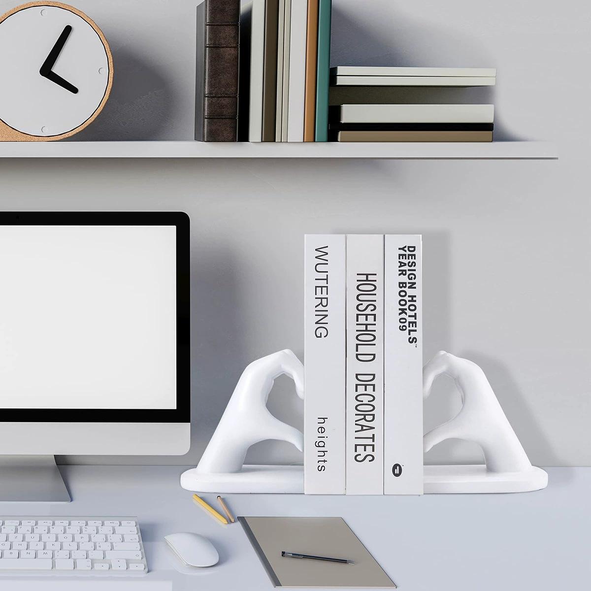 

Книжная подставка Жест любви Золотая смола Орнамент Полки Кабинет Гостиная Настольное украшение Оригинальность Искусство и ремесла Держатель белый