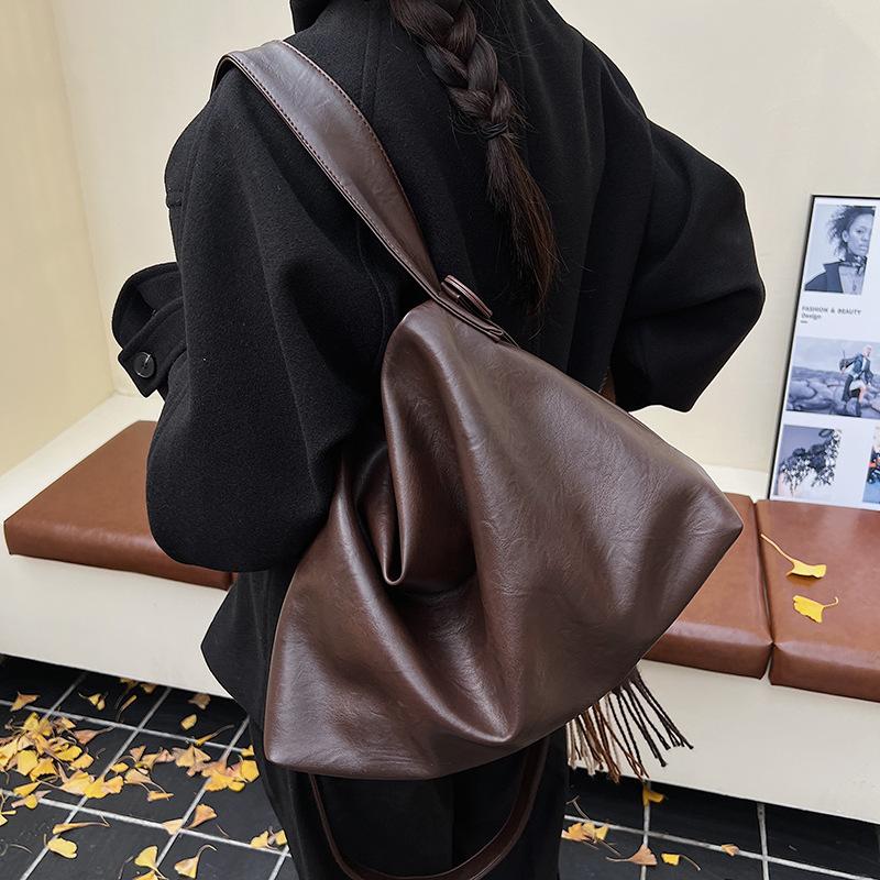 Commuter retro large-capacity bag women's 2025 new autumn and winter versatile messenger bag going out to work shoulder tote bag