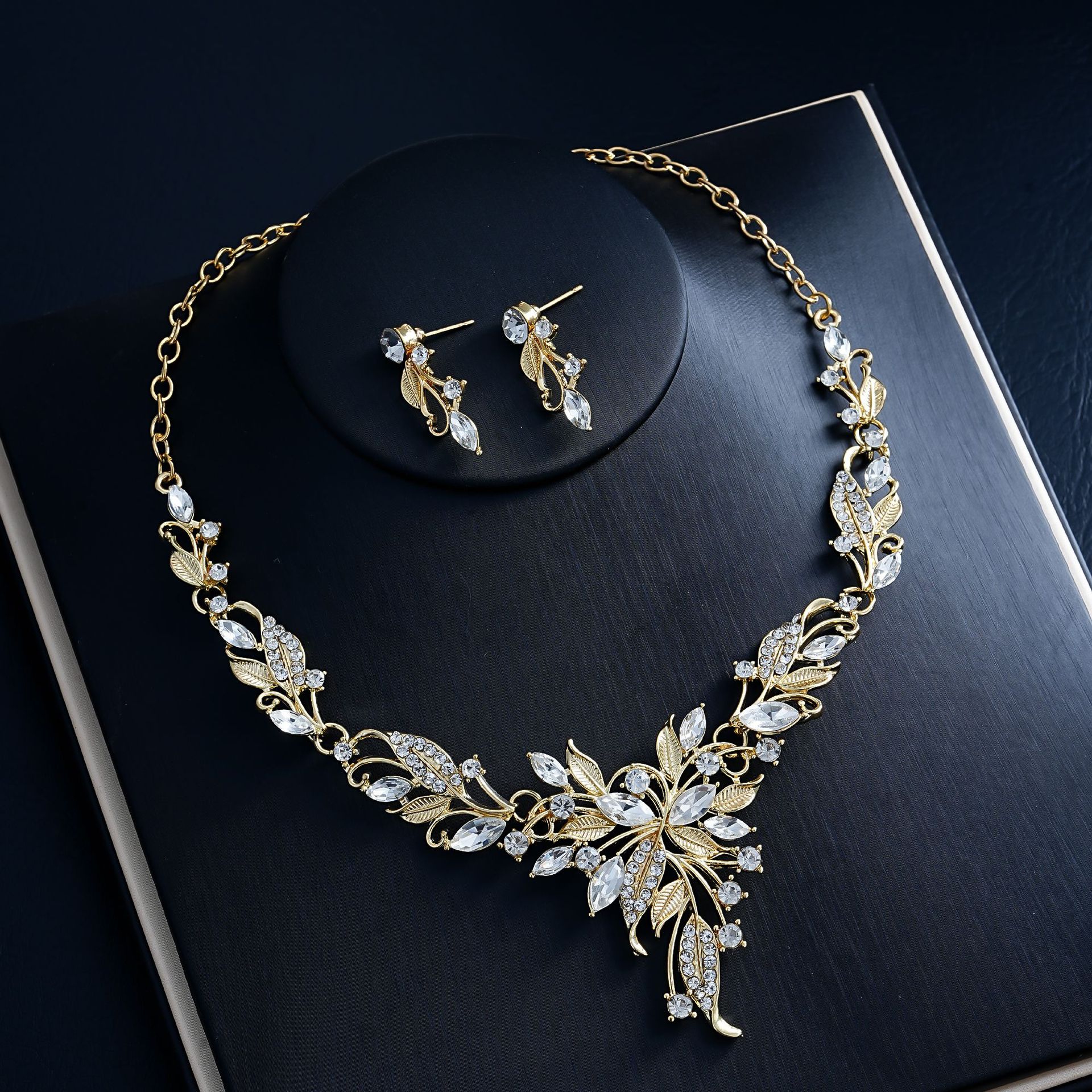 

2026 Diamond Leaf Bridal Jewelry Necklace Earrings Two-piece Banquet Evening Dress Collarbone Chain Accessories Women 45CM золотой