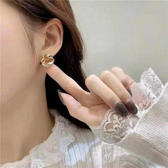 

Роскошные универсальные серьги в корейском стиле — модный тренд 2025 года