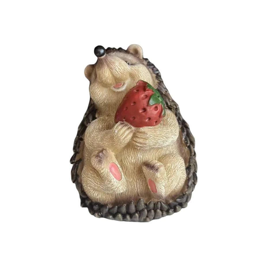 

1 Piece of Cute Hedgehog Ornaments, Hugging Cub + Holding Strawberry Shapes, Conveying Natural and Cute, Full of Details, Practical and Beaut