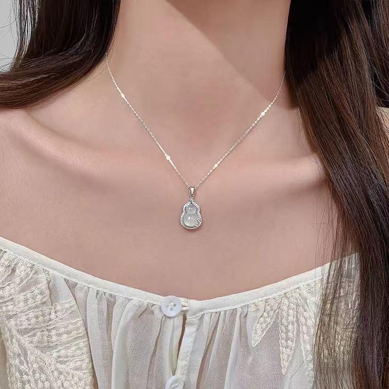 2024 High-End Light Luxury 925 Sterling Silver Chalcedony Gourd Clavicle Necklace for Women