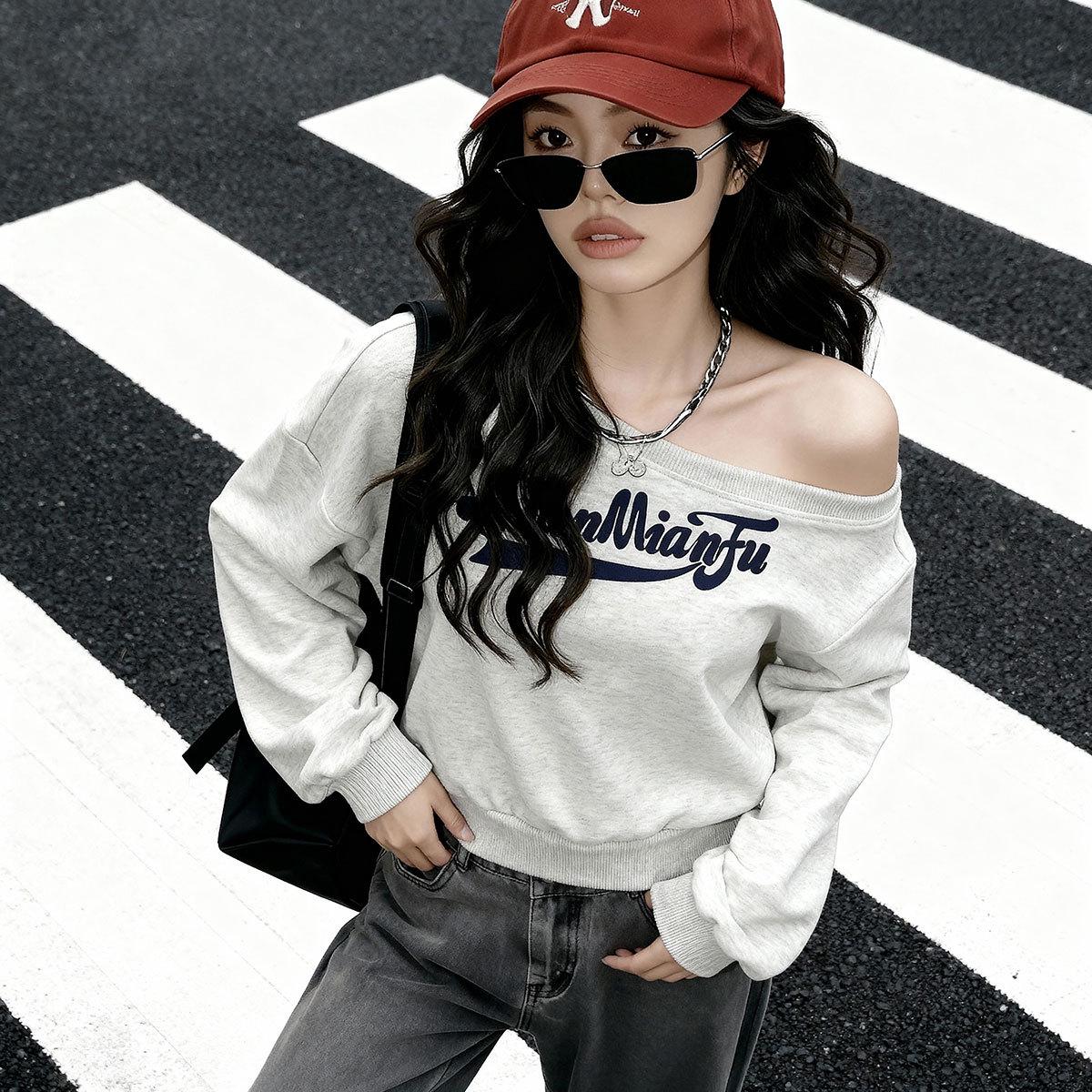 

Модный свитшот с принтом букв на одно плечо - Женский пуловер с длинным рукавом и открытым плечом на осень/зиму 2025 One Size серый