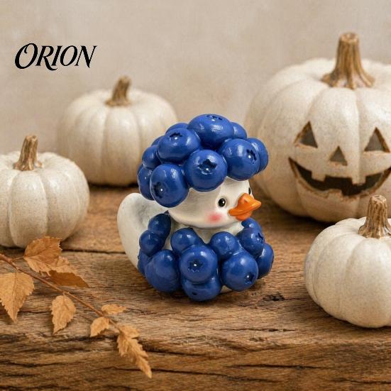 Cute Resin Blueberry Duck Figurine Ornament, Cartoon Figurine, Miniature Creative Mini Desktop Ornament for Office Desk Animal Statue Home Car