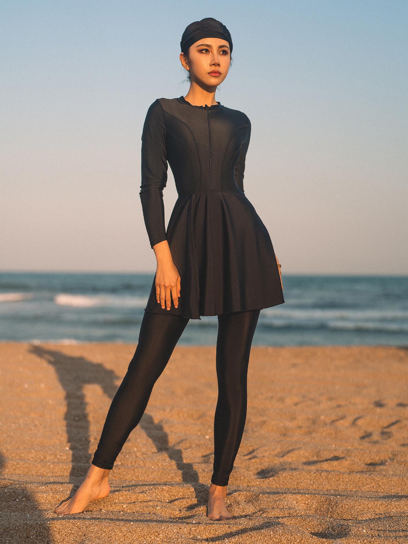 

Скромный комплект буркини из четырех частей с капюшоном и нагрудными вкладышами M чёрный