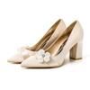 Spitzer dicker Absatz Satin Satin Weiß High Heels Perle Blume Große Größe Bequeme Blumenschuhe Hochzeitsschuhe Leichter Mund Einzelne Schuhe