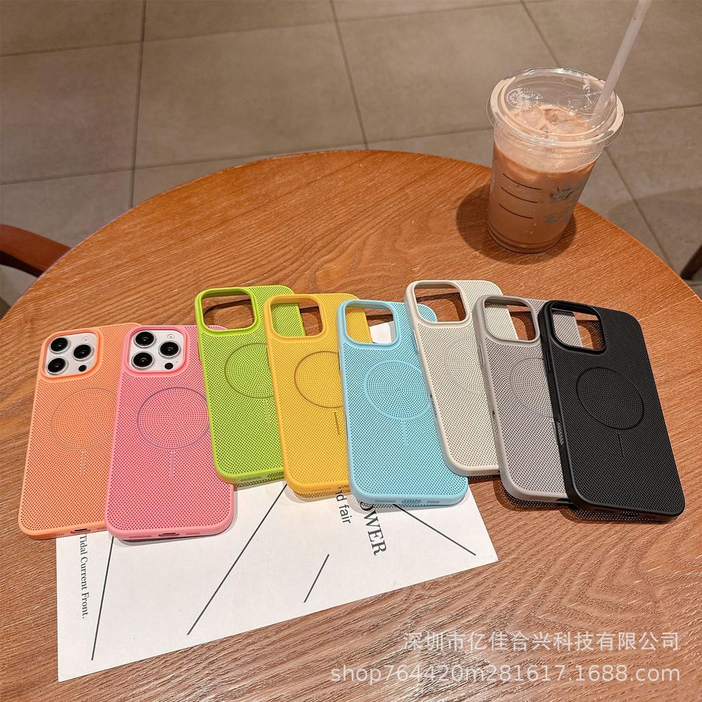 Ice summer heat dissipation magnetic suction mesh, suitable for Apple 17PROMAX ultra-thin PC matte mobile phone case iPhone16