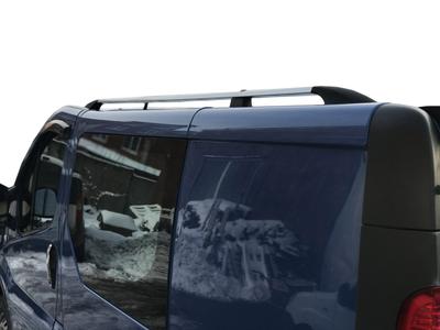 Chrómové krátke strešné nosiče, plastové nožičky pre Renault Trafic 2001-2015