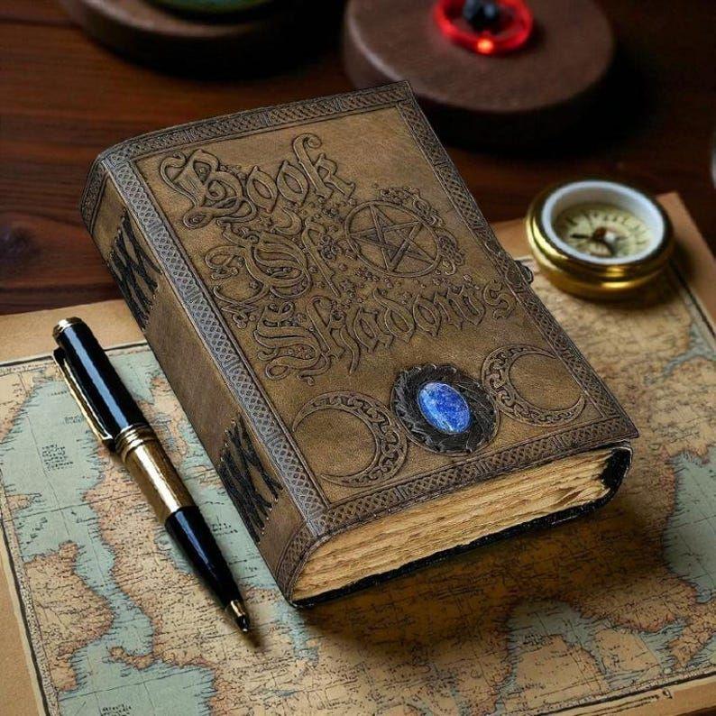 

Книга Теней, Кожаный Гримуар, Кожаный Журнал, Книга Магии, Кельтский журнал Морриган, Кожаная книга Дорожный блокнот, Рождественский подарок 7 x 5 in