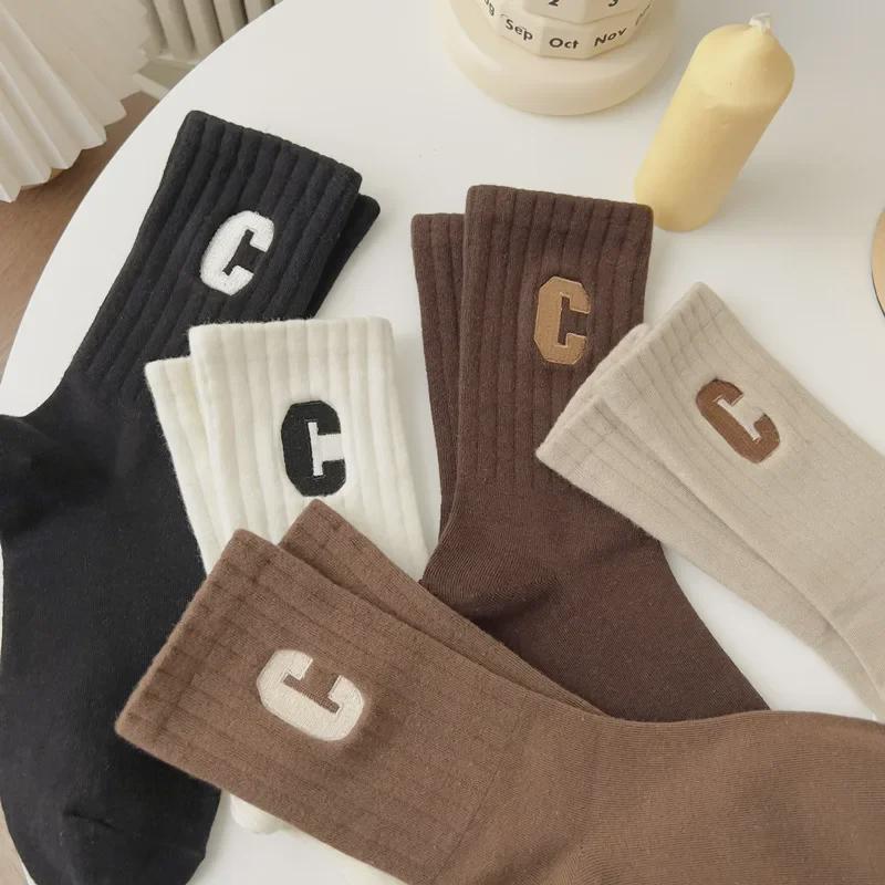 Damen Kaffeefarbene Streifen Mid-Tube Sportsocken - Gekämmte Baumwolle, Verdickt für Herbst & Winter