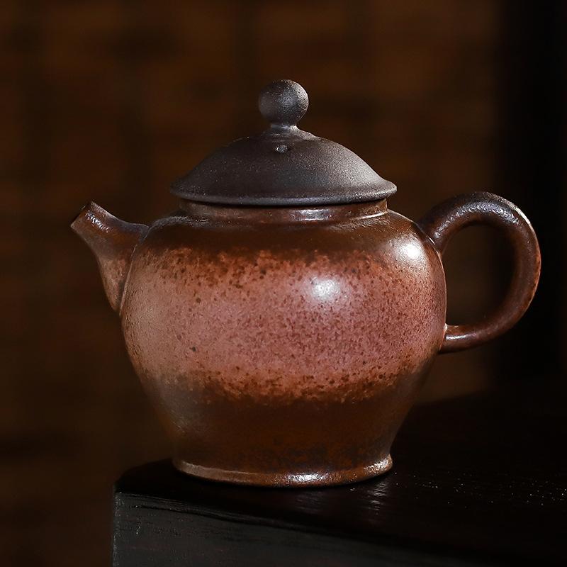 

Чайник Кунг-фу, маленький керамический чайник для заваривания чая в одной чашке, представляет собой полностью изготовленный вручную небольшой чайный сервиз в китайском стиле.