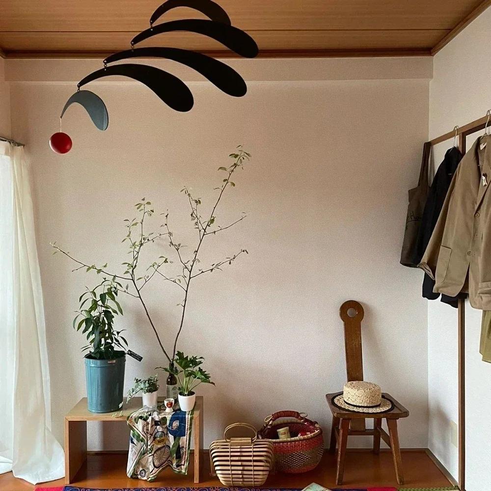 Middle Ancient Rhythm Feather Decompression Air Hanging Decoration Dynamic Balance Pendant Roof Retro Red and Black Feather