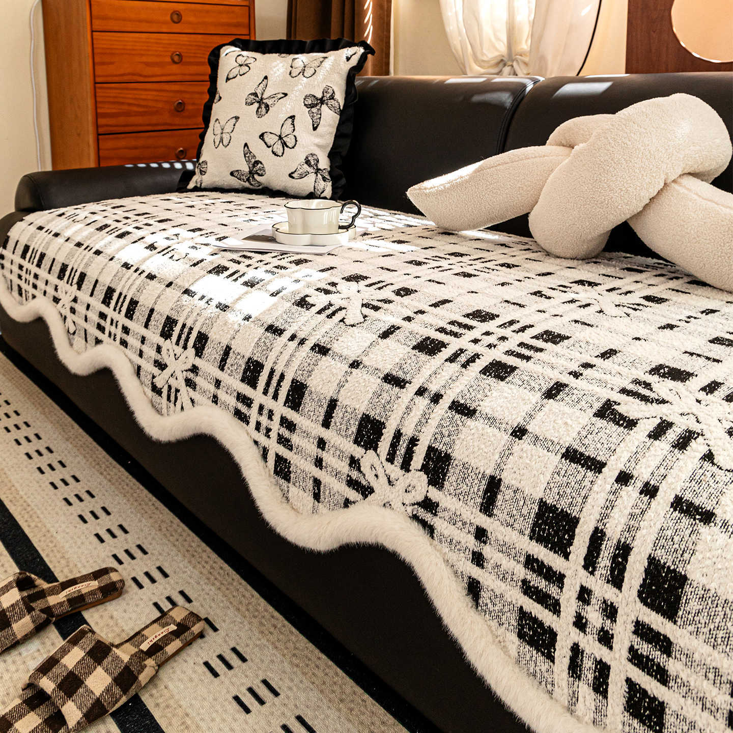 

Thickened Irregular Sofa Cover Fabric New Warm Fixed Non Slip Straight Lined Leather Sofa Cushion Cover for Autumn and Winter 70x70cm чорний