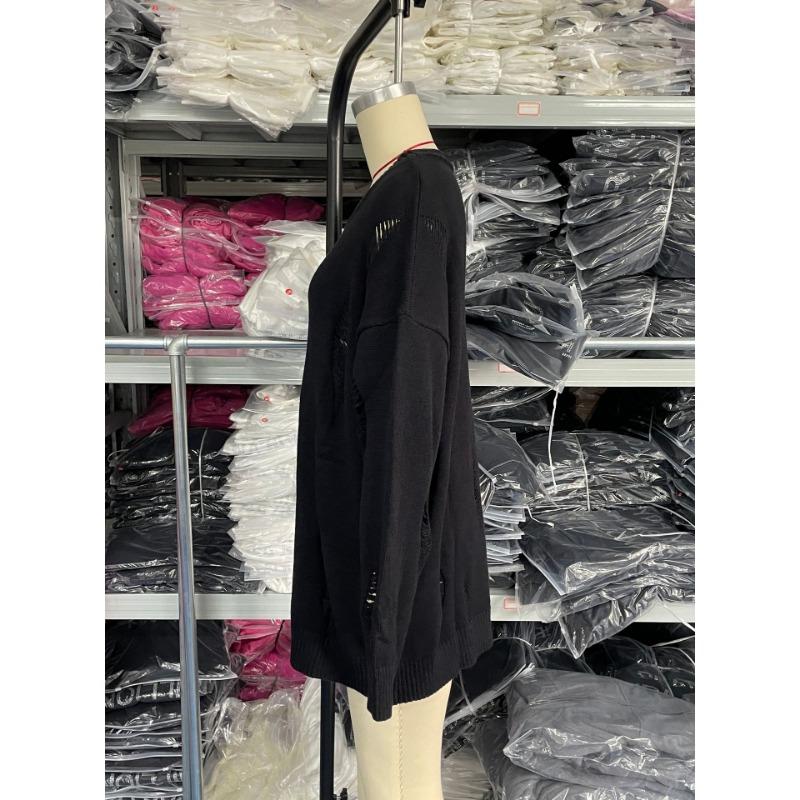 Dámský roztrhaný svetr s kulatým výstřihem