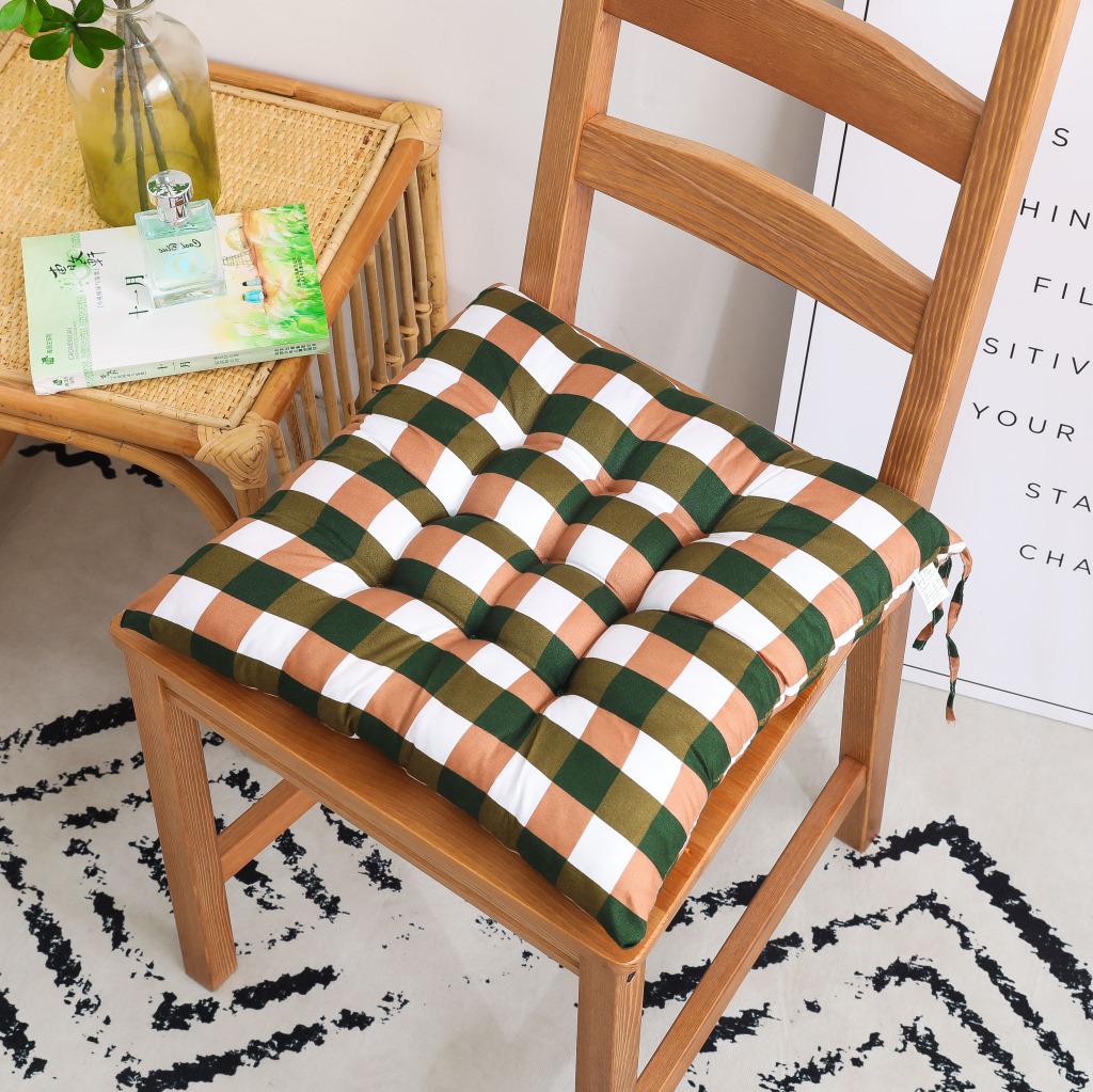 Čtvercový polštář s kresleným potiskem do kanceláře, na židli, do studentského pokoje, na futon a do arkýřového okna