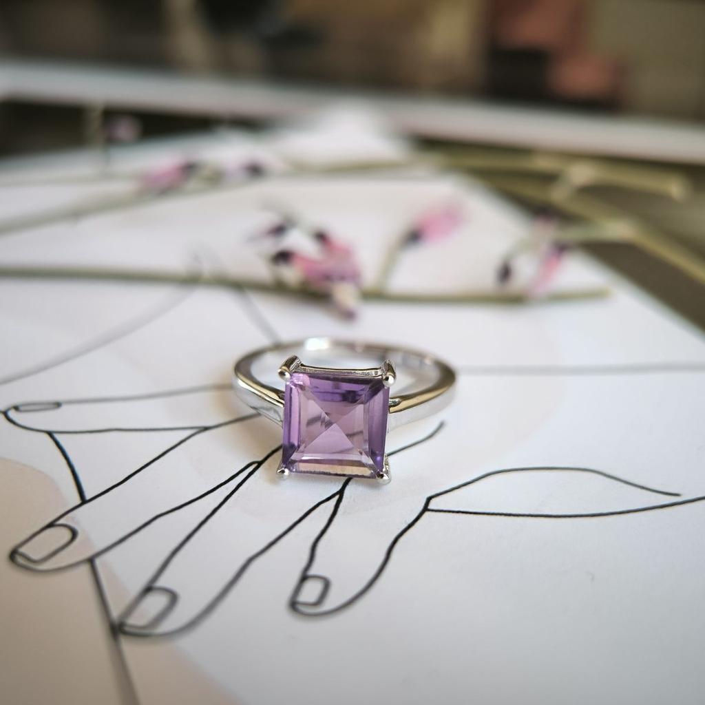 Серебряное кольцо с натуральным аметистом 2.1ct, вес изделия 2,82 гр (2179023)