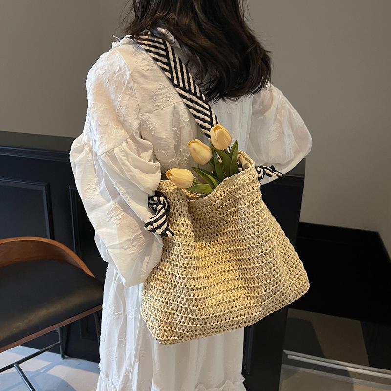 2025 New Women's Shoulder Bag Wide Shoulder Strap Woven Straw Bag Fashionable Hollow Open Beach Bag Shoulder Bag