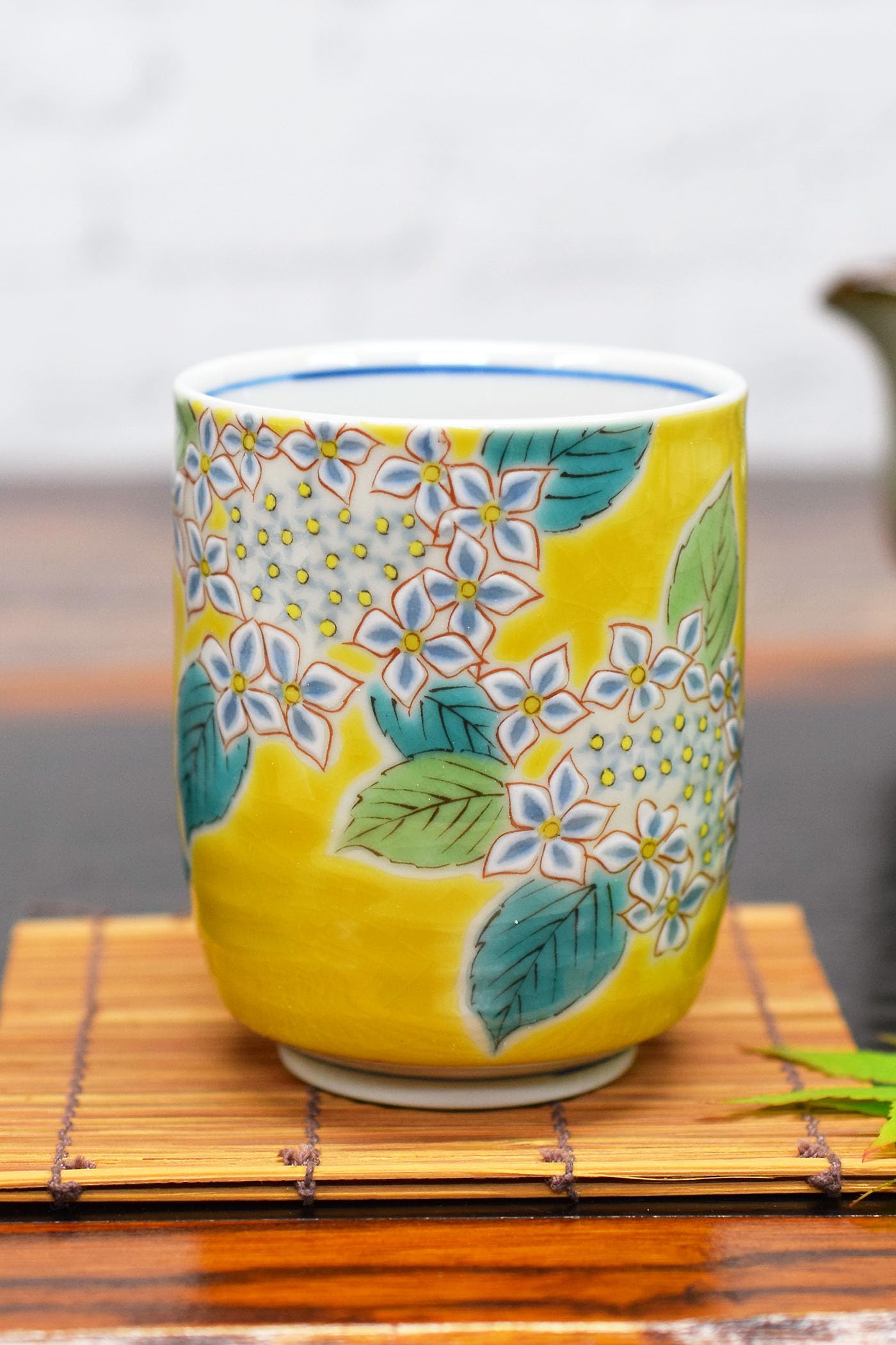 

Waza no Kura Kutani ware teacup with hydrangea design. Stylish ceramic teacup/rice bowl. A great gift for celebrating 77th birthdays.