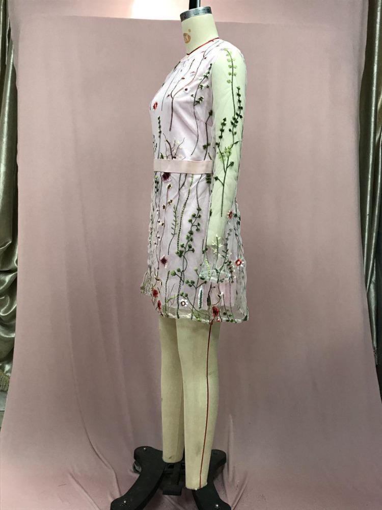 Böhmisches Damenkleid aus besticktem floralem Spitzen-Mesh, neu