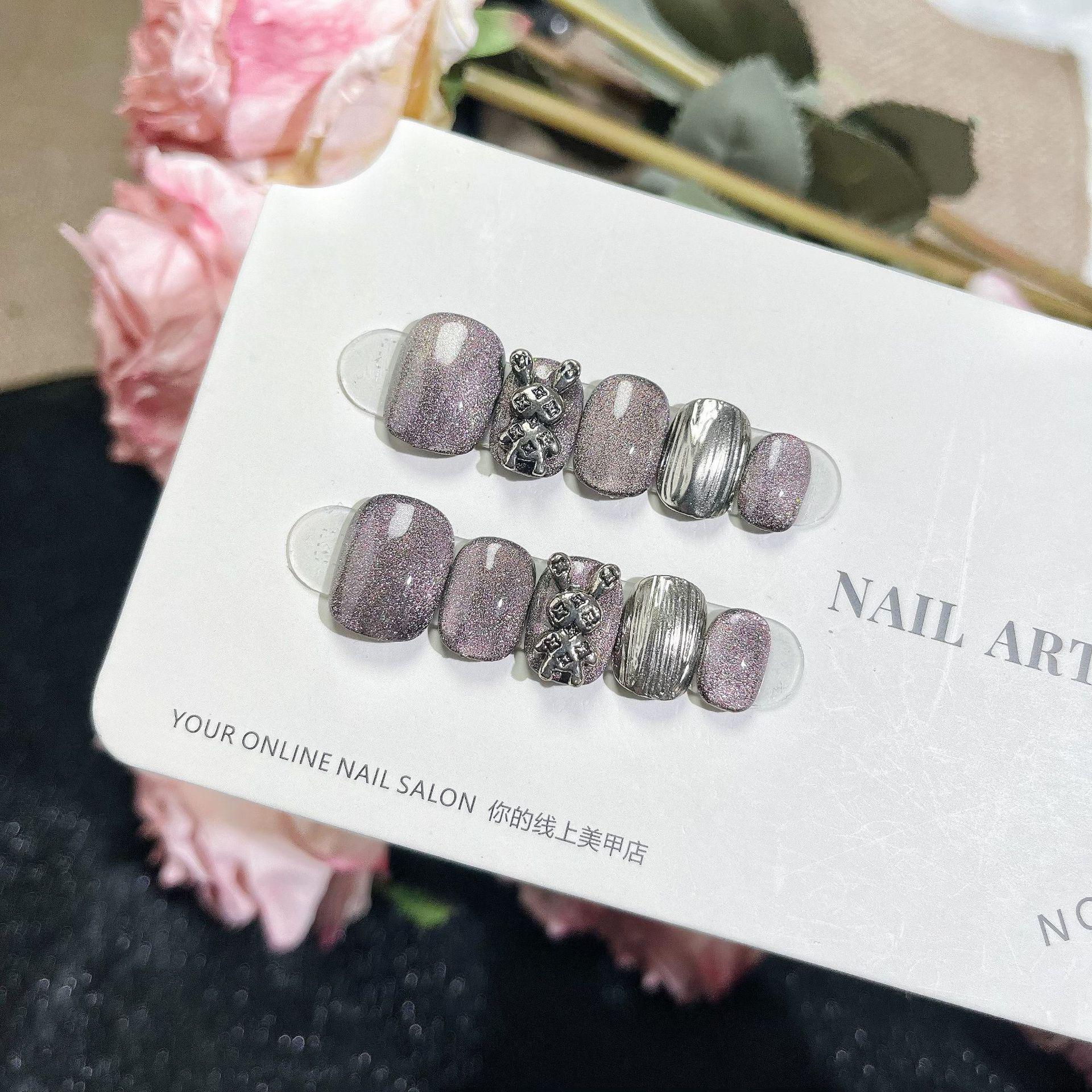 

Ногти «Кошачий глаз» с фиолетовым кристаллом Rogue Rabbit Small