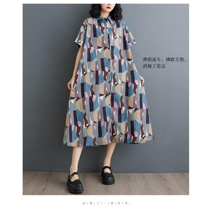 Rochie de lungime mijlocie, cu mâneci scurte, largi, cu imprimeu la modă