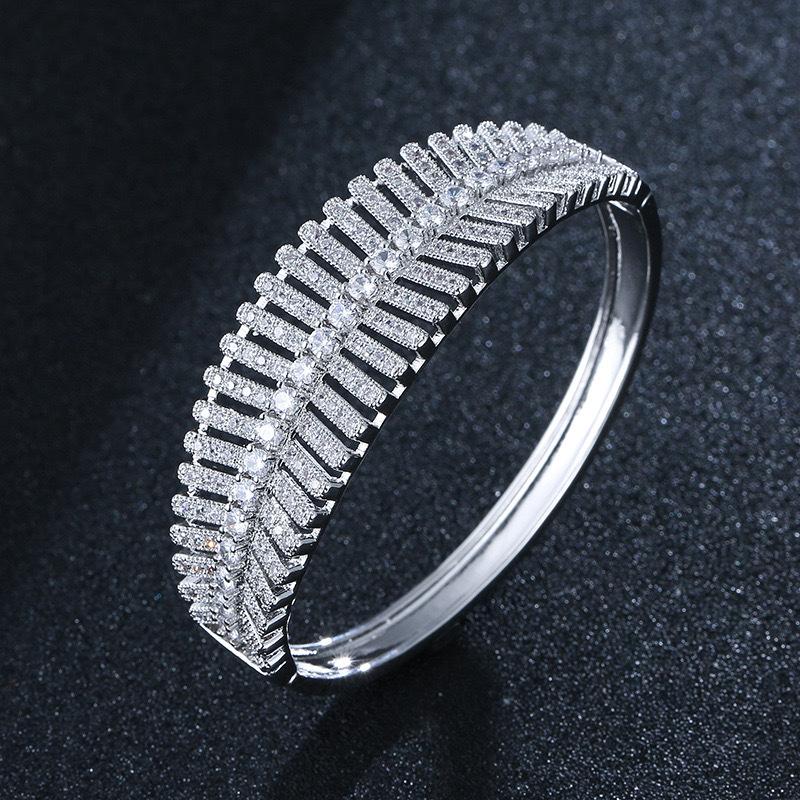 Fashionable Women's High-end Zircon Bracelet with Light Luxury Style Jewelry