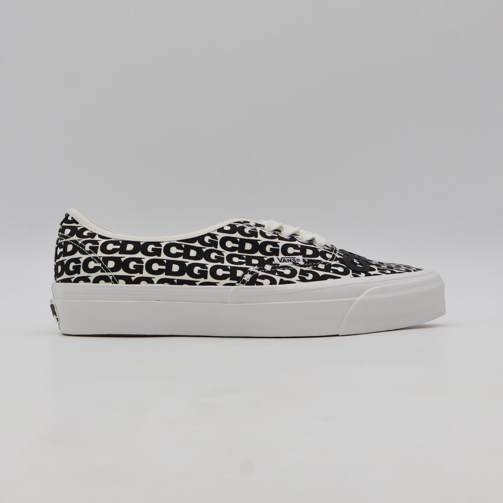 VN000EEUUY6 CDG (COMME des GARCONS) Ein OTW by Vans Authentic Weiß (Herren)