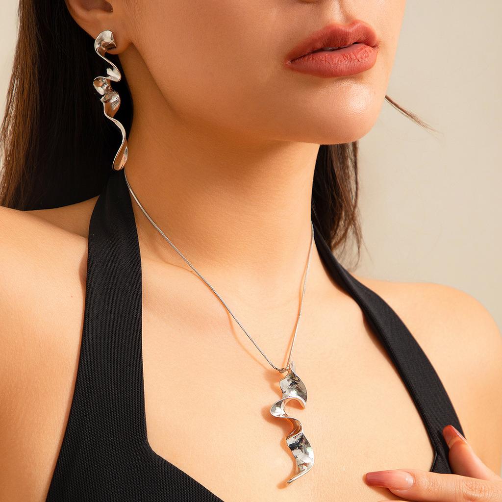 Cold wind twisted design necklace, spiral liquid metal necklace