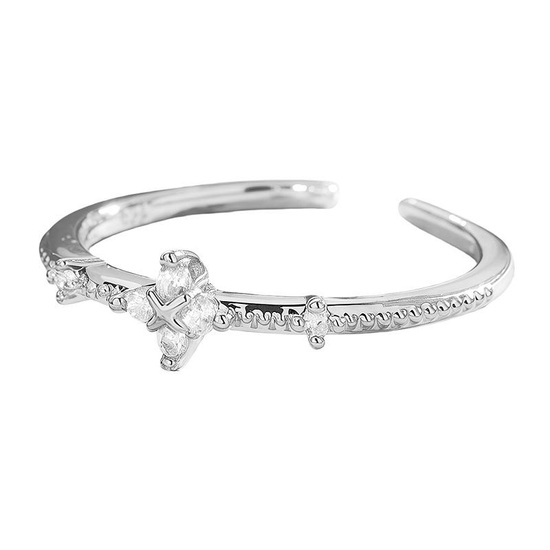 Yi Xuan Exquisite Four-Petal Clover Star Ring with Inlaid Diamond