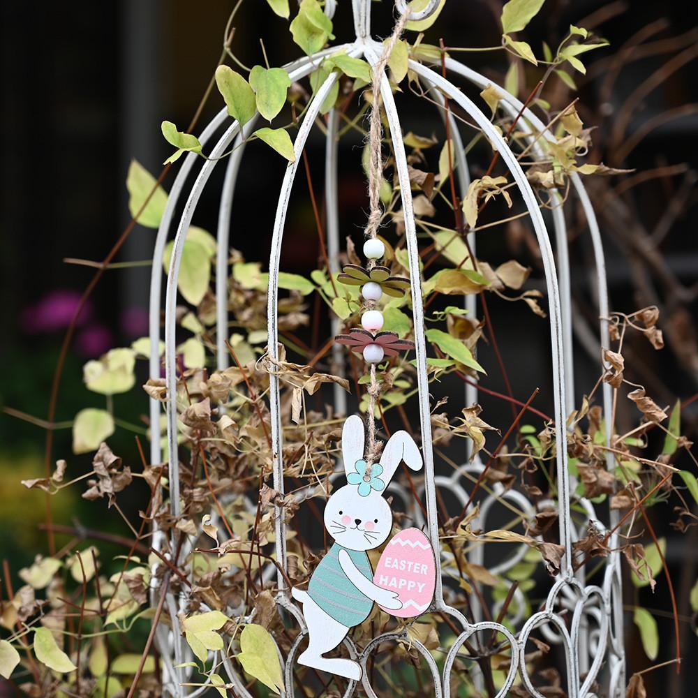 Entzückende Hängedekoration aus Holz mit langohrigem Häschen, perfekt für Osterfeiern