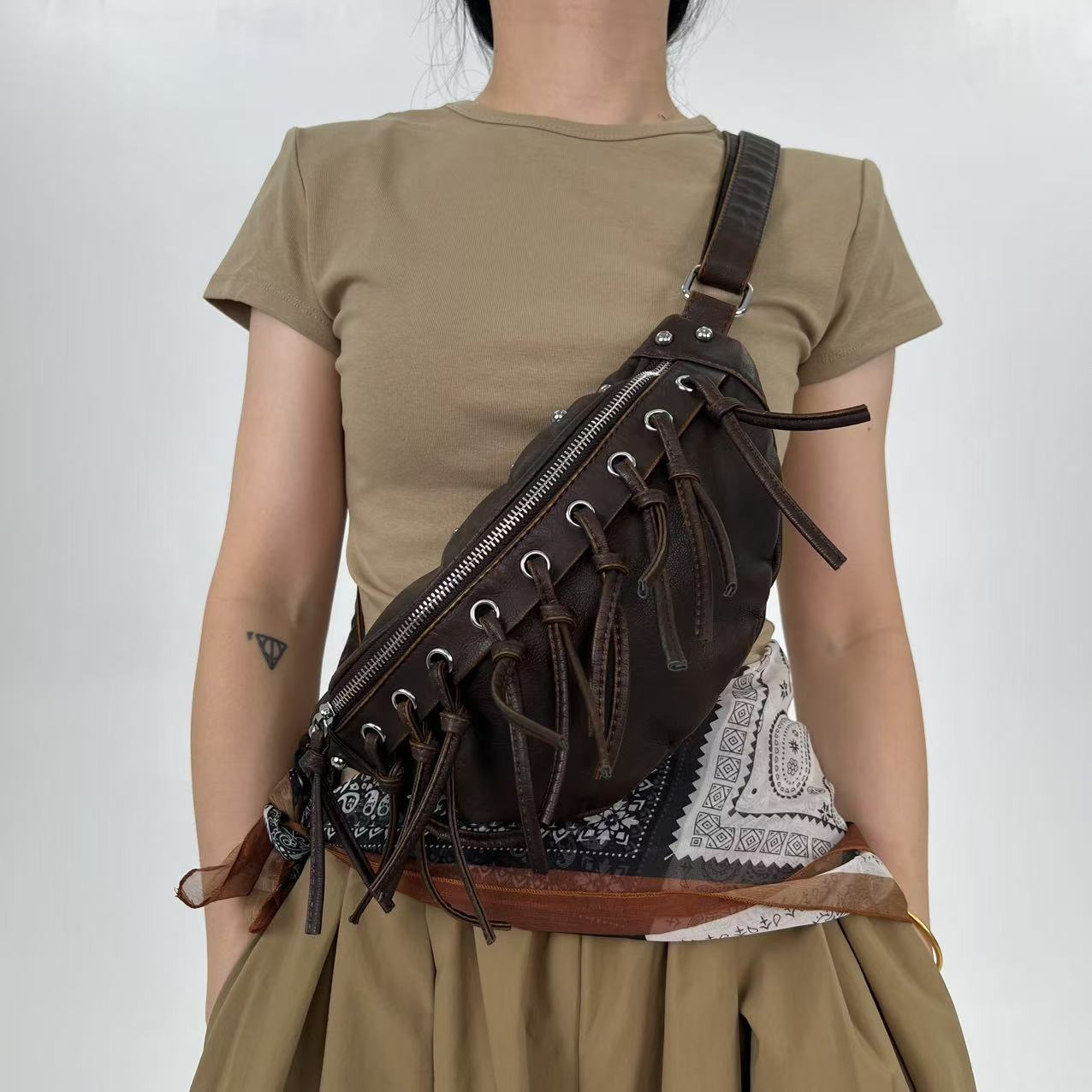 

Punk Style Rivets Design chest pack PU Leather Shoulder Bags for Women 2025 Y2K Fashion Luxury Crossbody Bag Female Handbags темно-коричневого кольору