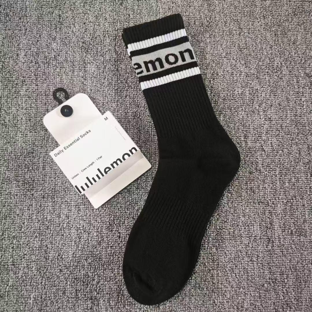 

Унисекс высокие полосатые хлопковые спортивные носки Lulu – Дышащие, Влагоотводящие, Незаменимые для фитнеса в любое время года One Size