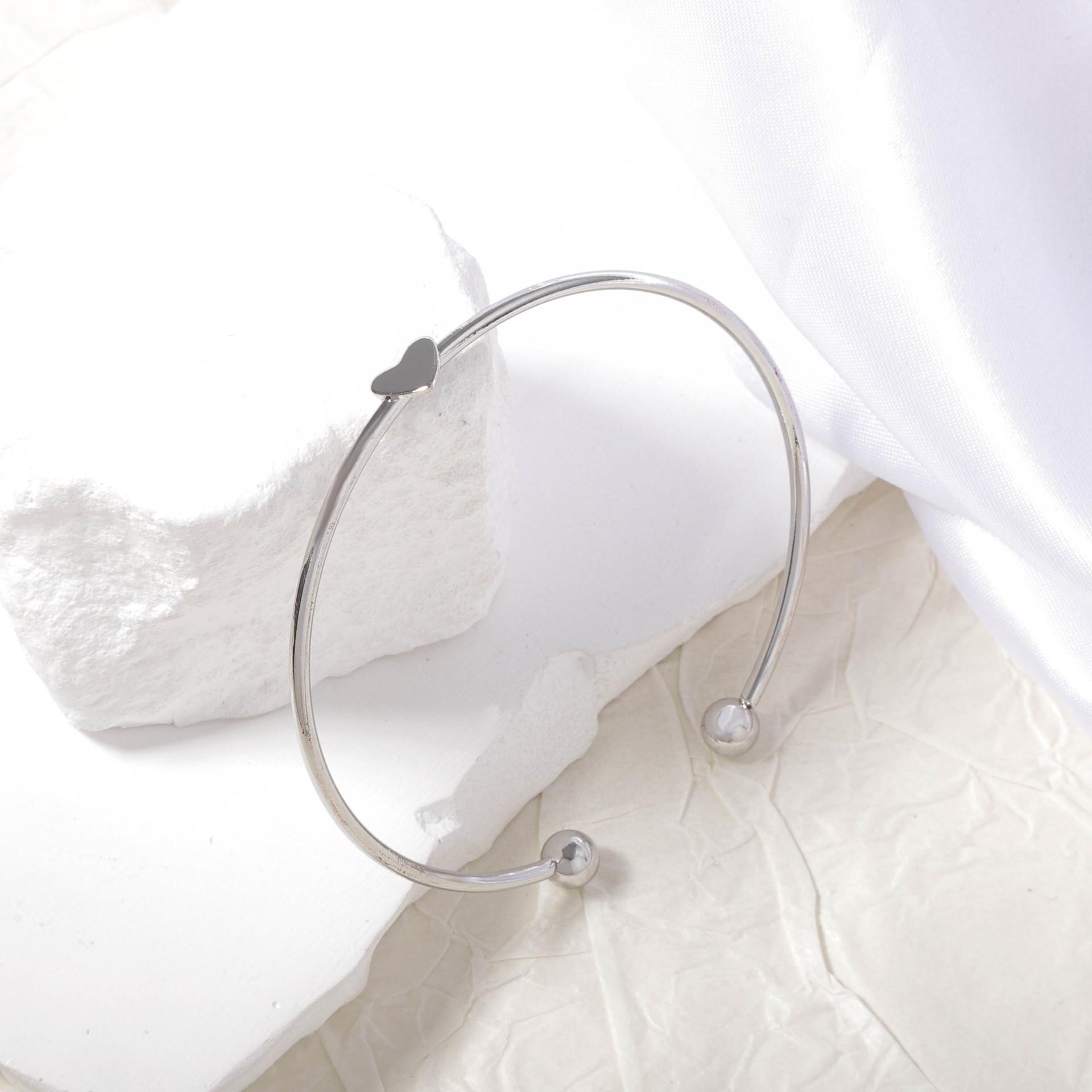 

Простой, модный, высококлассный, с уникальным чувством дизайна, женский изящный браслет с сердцевидным отверстием, универсальный для повседневных поездок